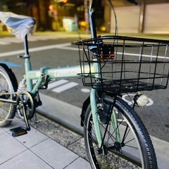 20インチ 折りたたみ自転車。6段変速付き。サスペンション付きなので、お尻に優しいです。人気のオリーブグリーン。防犯登録込みなので、そのまま加入して乗ることができるので手間要らずですの画像