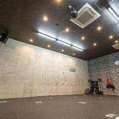 【ジム受付・清掃スタッフ募集】未経験OK／夜・土日入れる方歓迎！  京都市内のフィットネスジムで、受付と簡単なお掃除のお仕事です。 特別なスキルや経験は一切不要です。未経験の方も安心して始められます。の画像