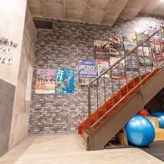 【ジム受付・清掃スタッフ募集】未経験OK／夜・土日入れる方歓迎！  京都市内のフィットネスジムで、受付と簡単なお掃除のお仕事です。 特別なスキルや経験は一切不要です。未経験の方も安心して始められます。の画像