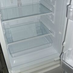（1台限り★ジモティー特典あり★引き出しタイプの冷凍室に霜が付かない）シャープ　2ドア冷蔵庫１３７L　２０１９年製　SJ-D14F-W　48cm幅　白　霜取り　　高く買取るゾウ八幡東店の画像