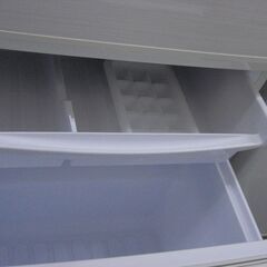 （1台限り★ジモティー特典あり★引き出しタイプの冷凍室に霜が付かない）シャープ　2ドア冷蔵庫１３７L　２０１９年製　SJ-D14F-W　48cm幅　白　霜取り　　高く買取るゾウ八幡東店の画像