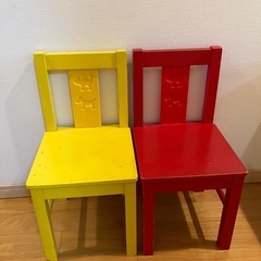IKEAの机と椅子の画像