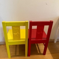 IKEAの机と椅子の画像