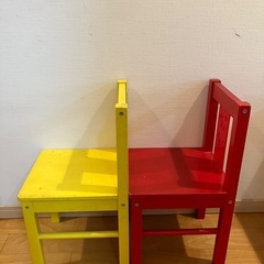IKEAの机と椅子の画像