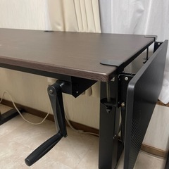 手動で高さ調節可能なテーブルの画像