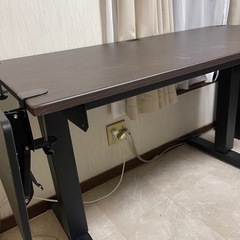 手動で高さ調節可能なテーブルの画像