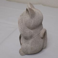 猫置物　樹脂製ねこフィギュア　高さ１１５ｍｍ　巾７０ｍｍ　耳が少々かけています　【非対面取引です】の画像
