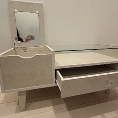ドレッサー付きテーブルの画像