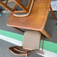 3セット机椅子の画像