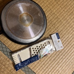 片手鍋とスライサーの画像