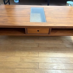 木目無垢材　アンティーク調　リビングテーブルの画像