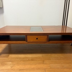 木目無垢材　アンティーク調　リビングテーブルの画像