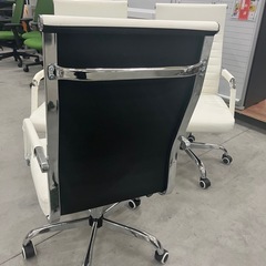 【来店歓迎 】【OF-82】PUレザー ハイバック リブ付きオフィスチェア ホワイト 回転椅子 デスクチェア 在宅 ワーク 360°回転　検)事務机 オフィス チェア　会議 椅子　ロッカー　ミーティングテーブル　応接ソファ 店舗 事務所 什器　書庫 本棚 ラック デスク スチール 美品多数 格安 【中古オフィス家具】の画像