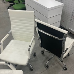 【来店歓迎 】【OF-82】PUレザー ハイバック リブ付きオフィスチェア ホワイト 回転椅子 デスクチェア 在宅 ワーク 360°回転　検)事務机 オフィス チェア　会議 椅子　ロッカー　ミーティングテーブル　応接ソファ 店舗 事務所 什器　書庫 本棚 ラック デスク スチール 美品多数 格安 【中古オフィス家具】の画像