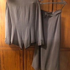 レディーススーツ（茶色）の画像