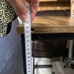 シンプルな木製パソコンデスクの画像