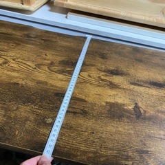 シンプルな木製パソコンデスクの画像