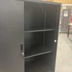 【来店歓迎 】【OF-83】人気のブラックスチール 3枚引違い ローキャビネット スライドドア 鍵付 書庫 可動棚 収納　検)事務机 オフィス チェア　会議 椅子　ロッカー　ミーティングテーブル　応接ソファ 店舗 事務所 什器　書庫 本棚 ラック デスク スチール 美品多数 格安 【中古オフィス家具】の画像