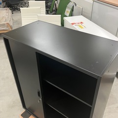 【来店歓迎 】【OF-83】人気のブラックスチール 3枚引違い ローキャビネット スライドドア 鍵付 書庫 可動棚 収納　検)事務机 オフィス チェア　会議 椅子　ロッカー　ミーティングテーブル　応接ソファ 店舗 事務所 什器　書庫 本棚 ラック デスク スチール 美品多数 格安 【中古オフィス家具】の画像