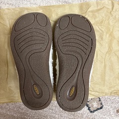 keen スリッポン　白　モコモコ
の画像