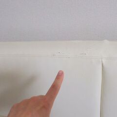 （お取引中キャンセル待ち）ソファーベッド　レザー系　ホワイト系　二人掛けソファ　傷・汚れあり　簡易クリーニング済みの画像