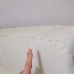 （お取引中キャンセル待ち）ソファーベッド　レザー系　ホワイト系　二人掛けソファ　傷・汚れあり　簡易クリーニング済みの画像