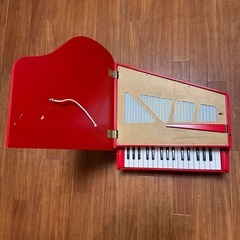 KAWAI 赤 グランドピアノ型 32鍵盤の画像