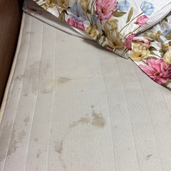 マットレスとベッドフレームの画像