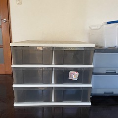 プラスチック収納棚 3つと小物入れの画像