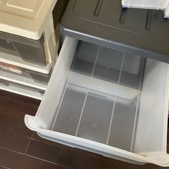 プラスチック収納棚 3つと小物入れの画像