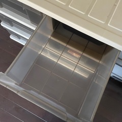 プラスチック収納棚 3つと小物入れの画像