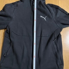 PUMAメンズ黒のパーカーの画像