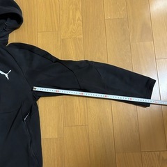 PUMAメンズ黒のパーカーの画像
