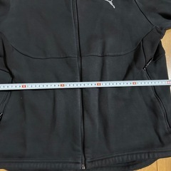 PUMAメンズ黒のパーカーの画像