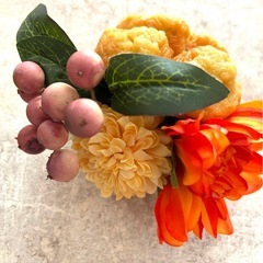 アーティフィシャルフラワーをシュークリームの花器でアレンジの画像