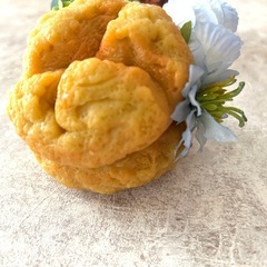 アーティフィシャルフラワーをシュークリームの花器でアレンジの画像