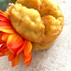 アーティフィシャルフラワーをシュークリームの花器でアレンジの画像