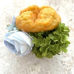 アーティフィシャルフラワーをシュークリームの花器でアレンジの画像