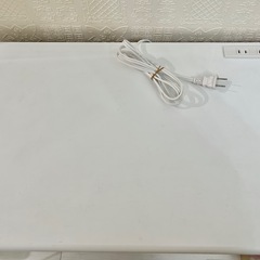 白　デスク テーブル　引き出しあり　コンセント付き　の画像