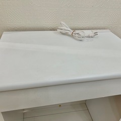 白　デスク テーブル　引き出しあり　コンセント付き　の画像