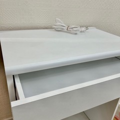 白　デスク テーブル　引き出しあり　コンセント付き　の画像