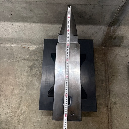 角付きアンビル　重量140kg 角付きアンビル 
ハンマー台　　