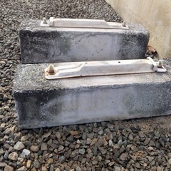 【募集中】12/13まで　エアコン　架台　コンクリートブロック2個　駐車場の車止めにも　DIYに　の画像