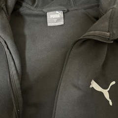 PUMAメンズ黒のパーカーの画像