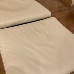 IKEA パーソナルチェア　ポエングとオットマンのクッションと革製カバーの画像