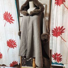 kasumisou(カスミソウ) すぽりゆったり、緩やかに身を包む大きなケープコート。いかがでしょうか？の画像