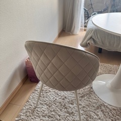 テーブルとイスの画像