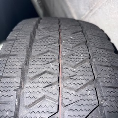 バリ山2ヶ月使用後室内保管 ブリヂストン ブリザック VL10 195/80R15 6穴 BRIDGESTONE BLIZZAK ハイエース スタッドレスの画像