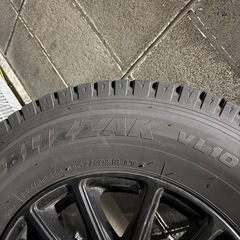 バリ山2ヶ月使用後室内保管 ブリヂストン ブリザック VL10 195/80R15 6穴 BRIDGESTONE BLIZZAK ハイエース スタッドレスの画像