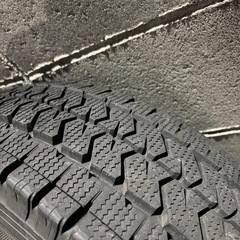 バリ山2ヶ月使用後室内保管 ブリヂストン ブリザック VL10 195/80R15 6穴 BRIDGESTONE BLIZZAK ハイエース スタッドレスの画像